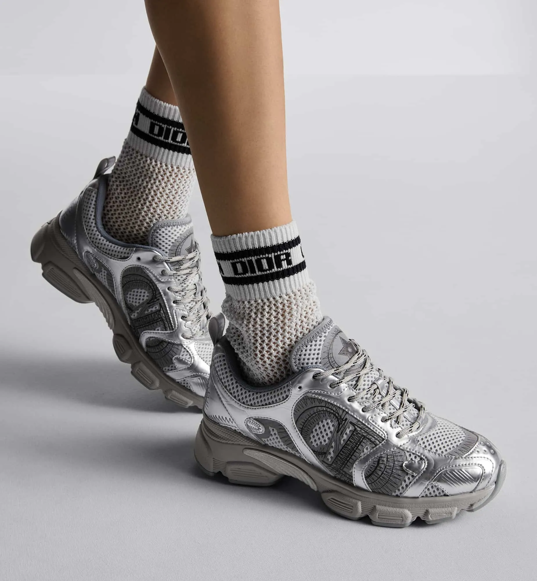 👟👟Ex-factory price 560👟👟 Dior Casual Sports Shoes Dad Shoes This new Dior Chrono sports shoe autumn ready-to-wear series reinterprets running shoes with Dior's high-end style. White and black mesh fabric with leather-effect panels, CD logo on the sides, star patch on the tongue and Dior logo on the heel, many details highlight the style. Using two-color laces, lightweight soles with star decoration, it can create a casual look all year round ▪️Size: 35-40